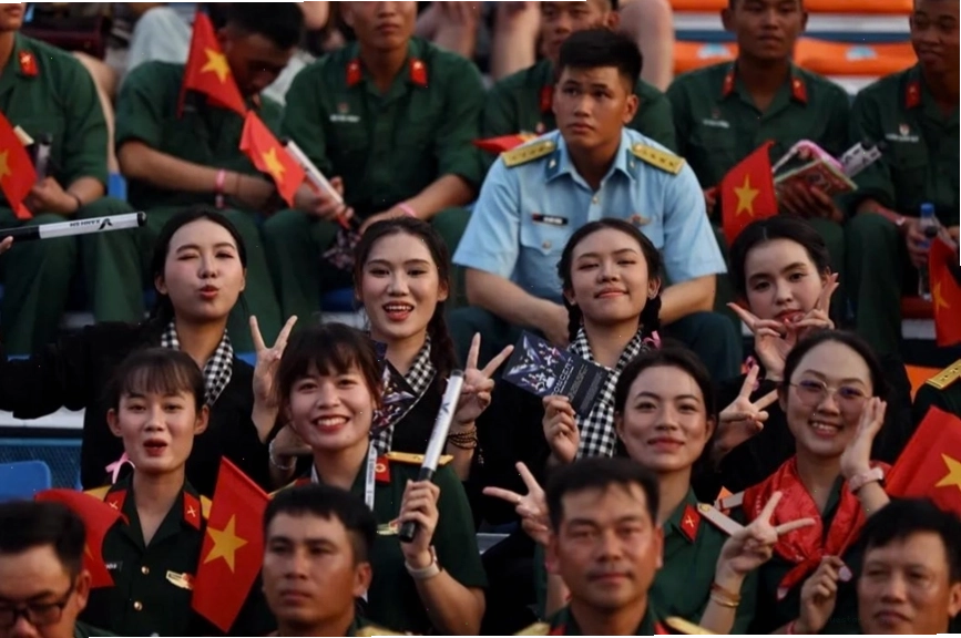Khán giả thể hiện sự ủng hộ nhiệt tình tại V Concert