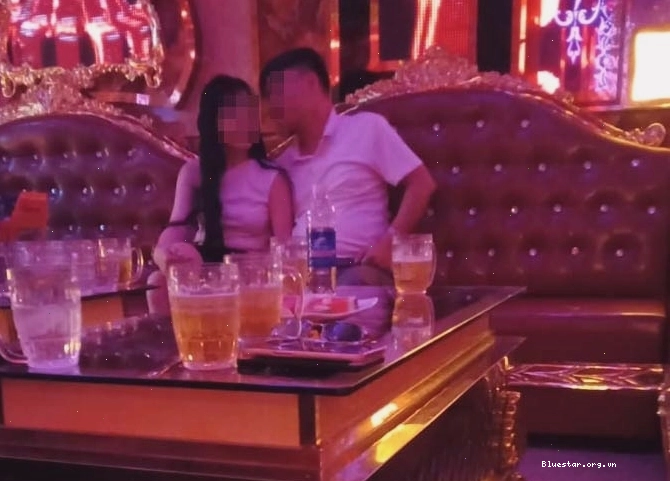 Không gian phòng hát karaoke có nhân viên phục vụ