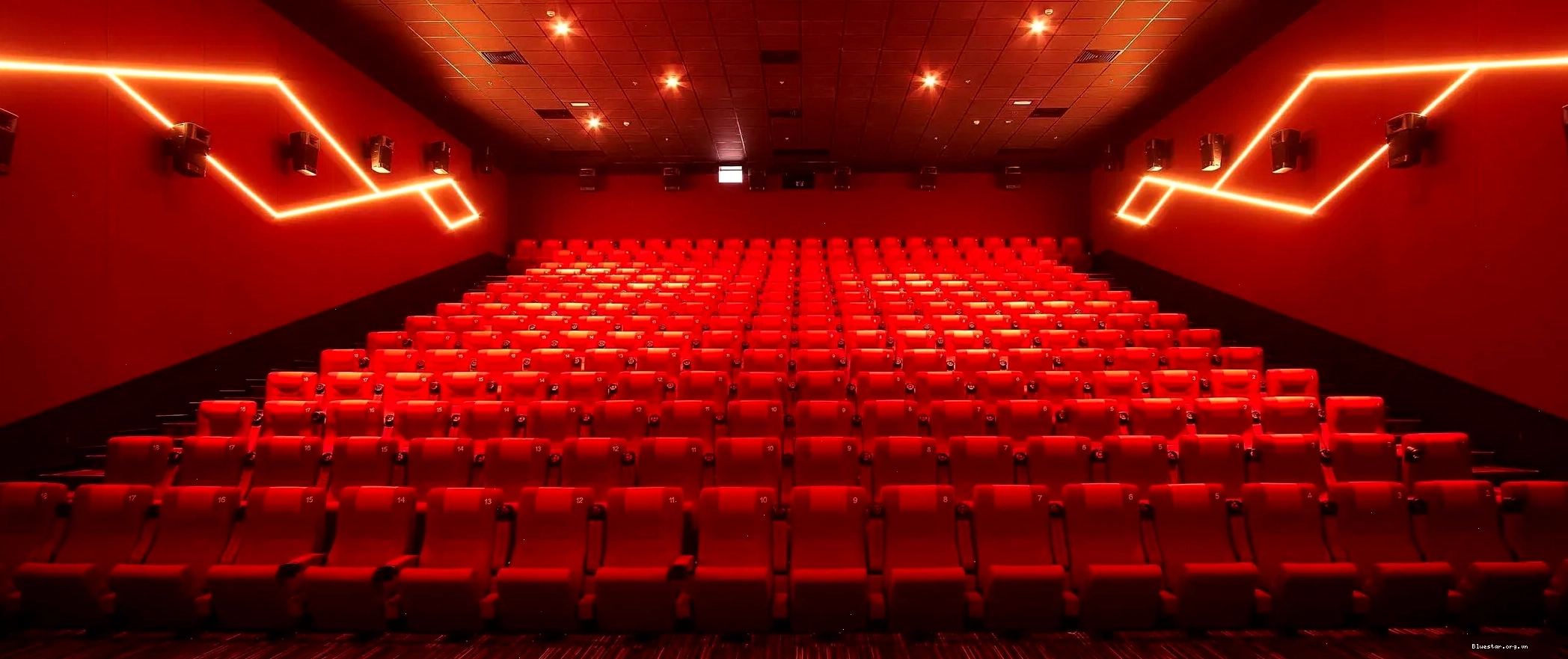 Không gian sảnh chờ Galaxy Cinema Nguyễn Văn Quá