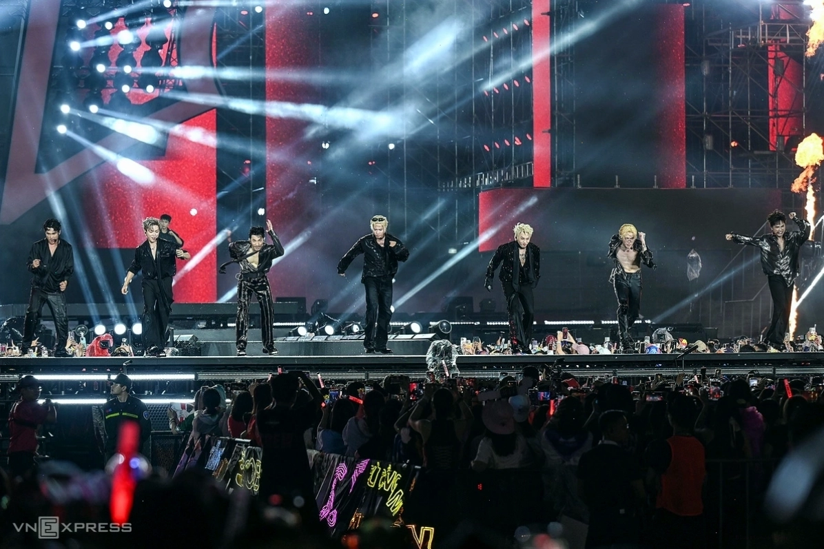 Không khí sôi động tại concert Anh Trai Vượt Ngàn Chông Gai