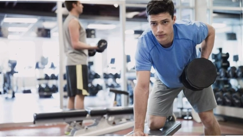 Không nên sử dụng tạ nặng ngay từ đầu để phòng tránh chấn thương khi tập gym