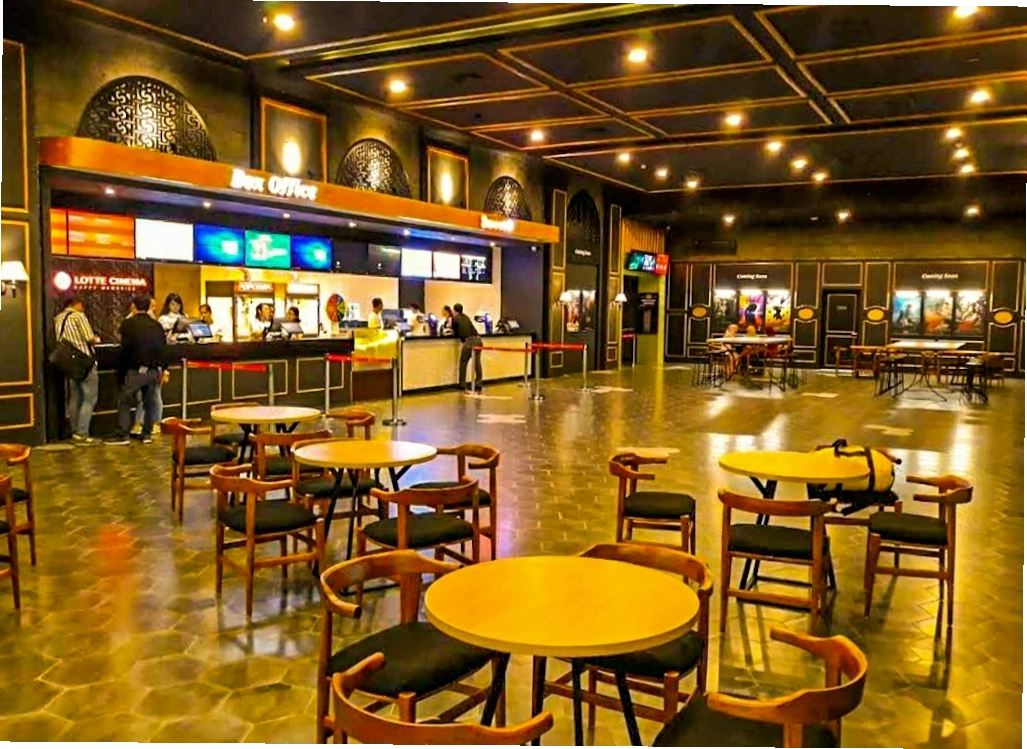 Khu vực chờ tại Lotte Cinema
