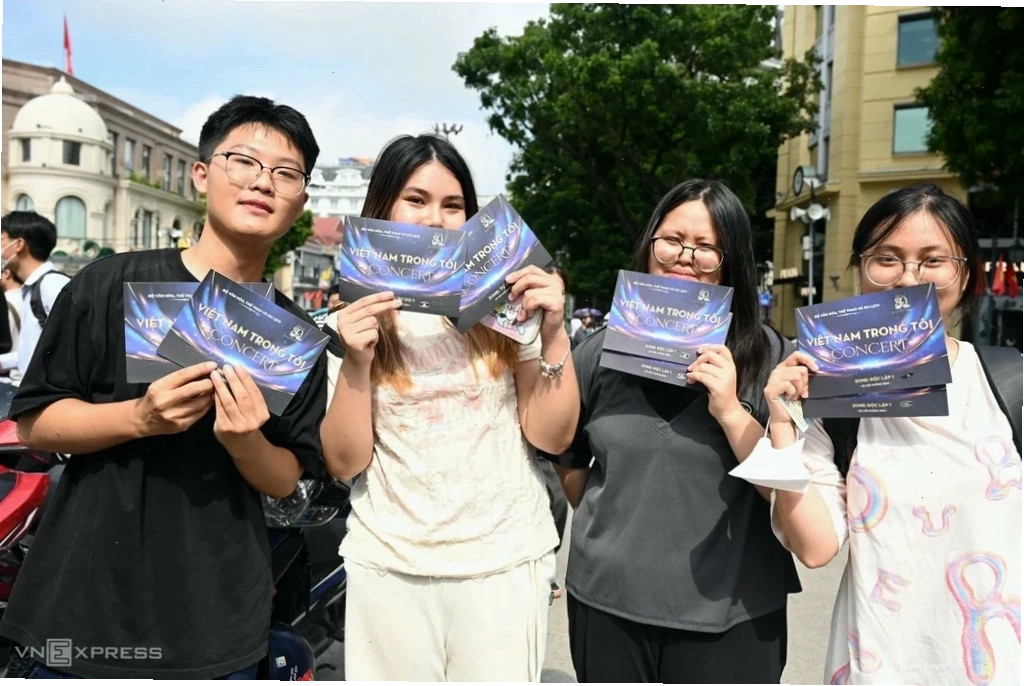 Khu vực phát vé concert Việt Nam trong tôi với lượng người xếp hàng đông đảo