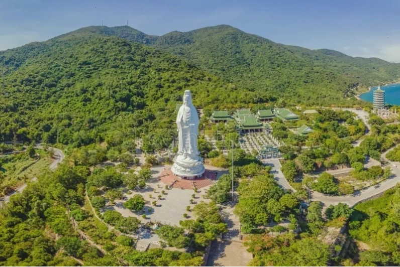 Khung cảnh bao quát Chùa Linh Ứng và Tượng Phật Bà Đà Nẵng nhìn từ xa