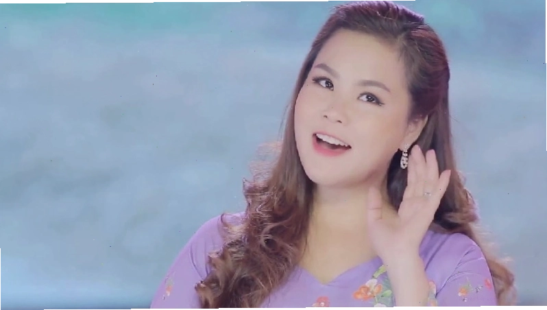 Khung cảnh phòng trà ấm cúng với sân khấu ca nhạc bolero