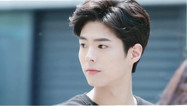 Kiểu tóc Middle Part ngắn gọn gàng và nam tính
