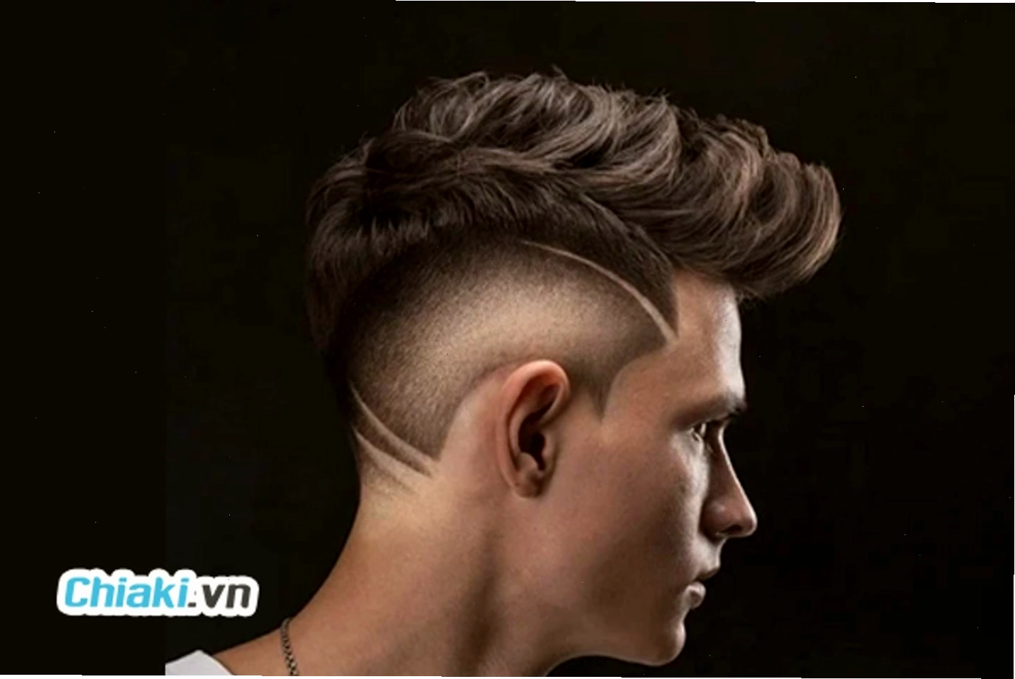 Kiểu tóc Mohican ngắn được tạo điểm nhấn bằng các đường kẻ tinh tế