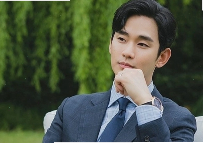 Kim Soo Hyun tái xuất mạnh mẽ sau scandal