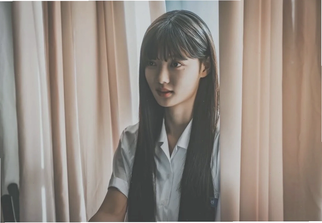 Kim Yoo Jung vai Baek Ah Jin trong phim Dear X Netflix