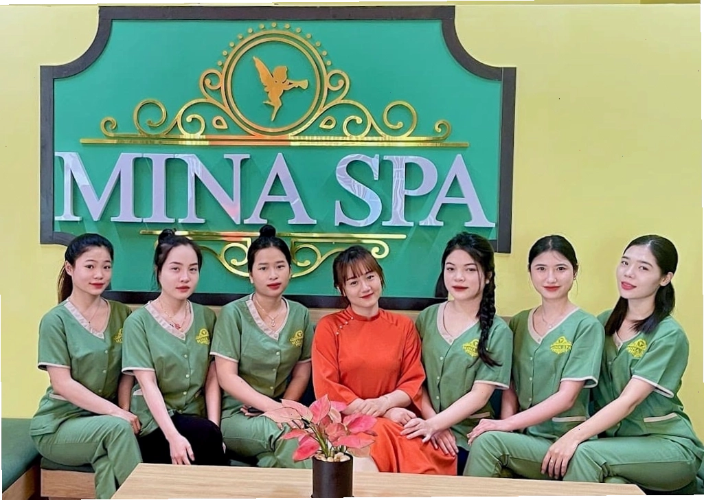 Kỹ thuật viên thực hiện massage thư giãn tại Mina Spa