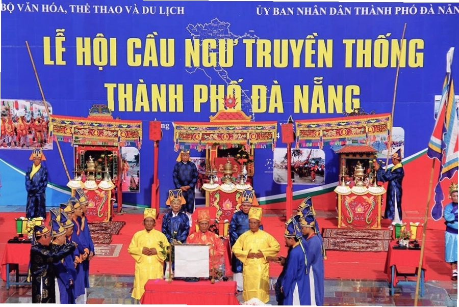 Lễ hội Cầu Ngư Đà Nẵng thể hiện tín ngưỡng thờ Cá Ông của ngư dân