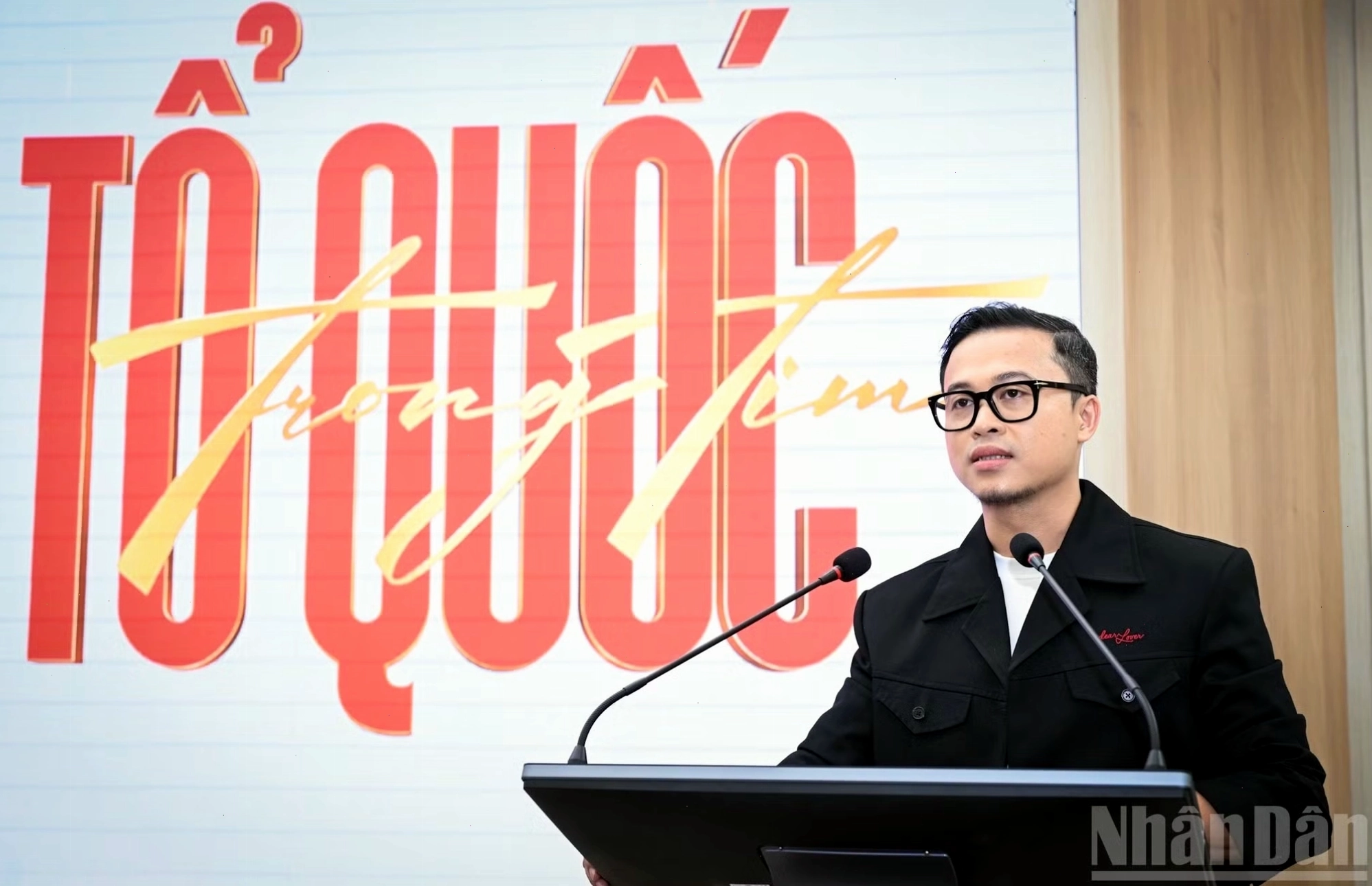 Màn đồng thanh hát Quốc ca tại concert