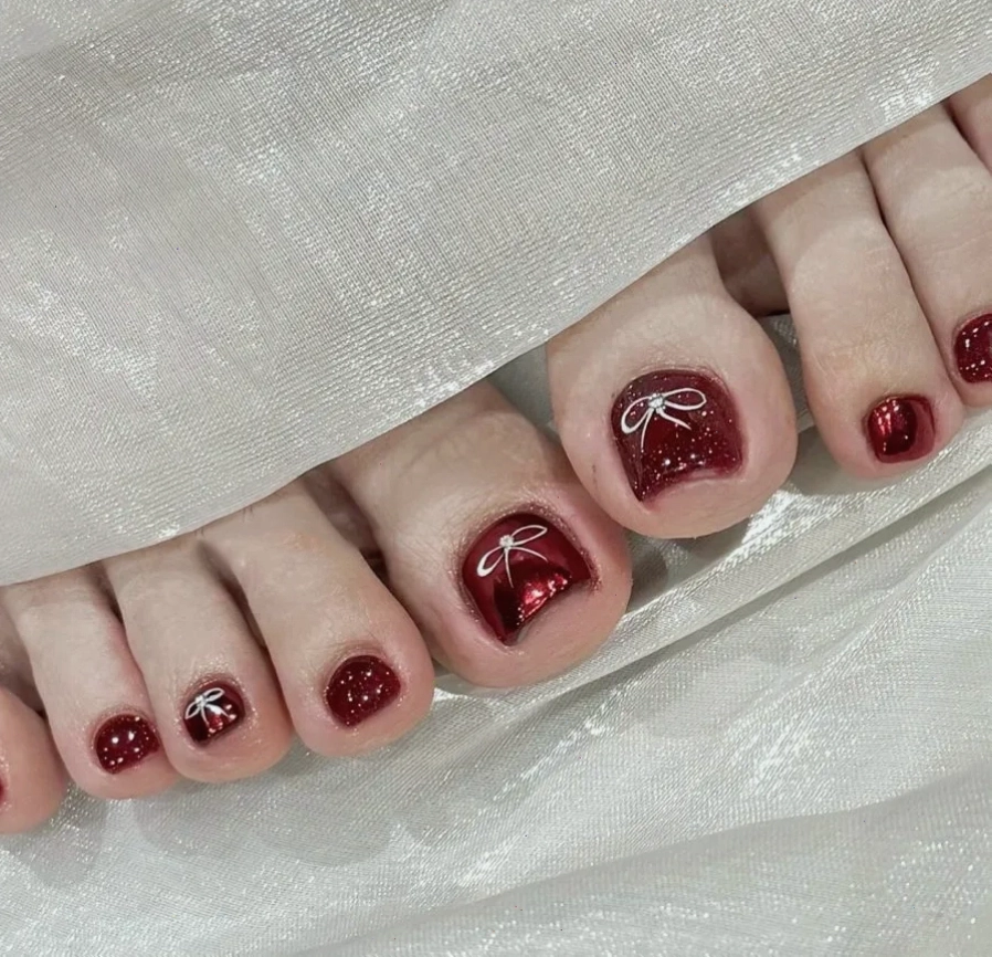 Mẫu nail chân màu đỏ rượu vang sang trọng và quý phái