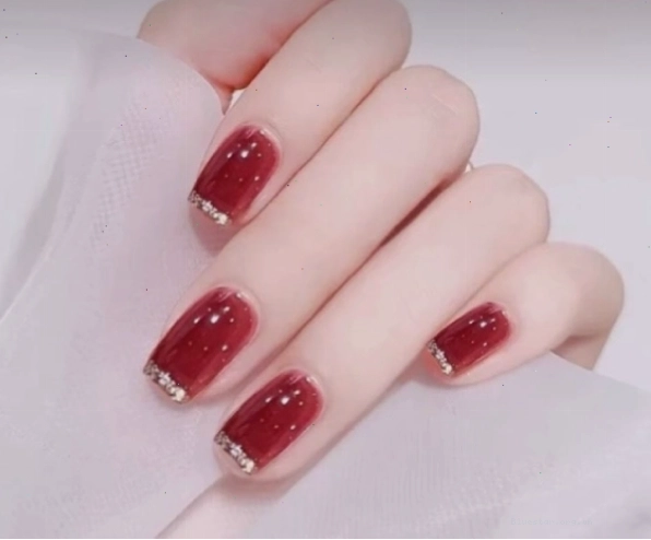 Mẫu nail đỏ rượu vang sang trọng, tôn da, phù hợp đi chơi Tết