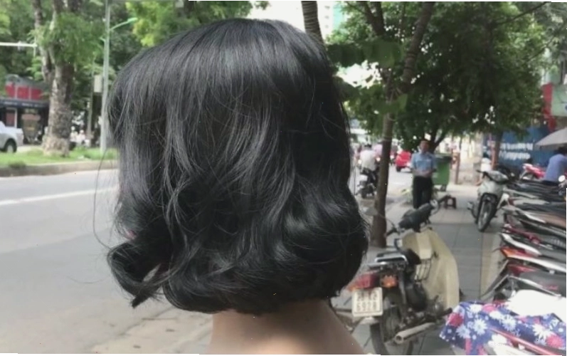 Màu tóc than chì mới lạ, hiện đại và tạo cảm giác mượt mà, bóng khỏe