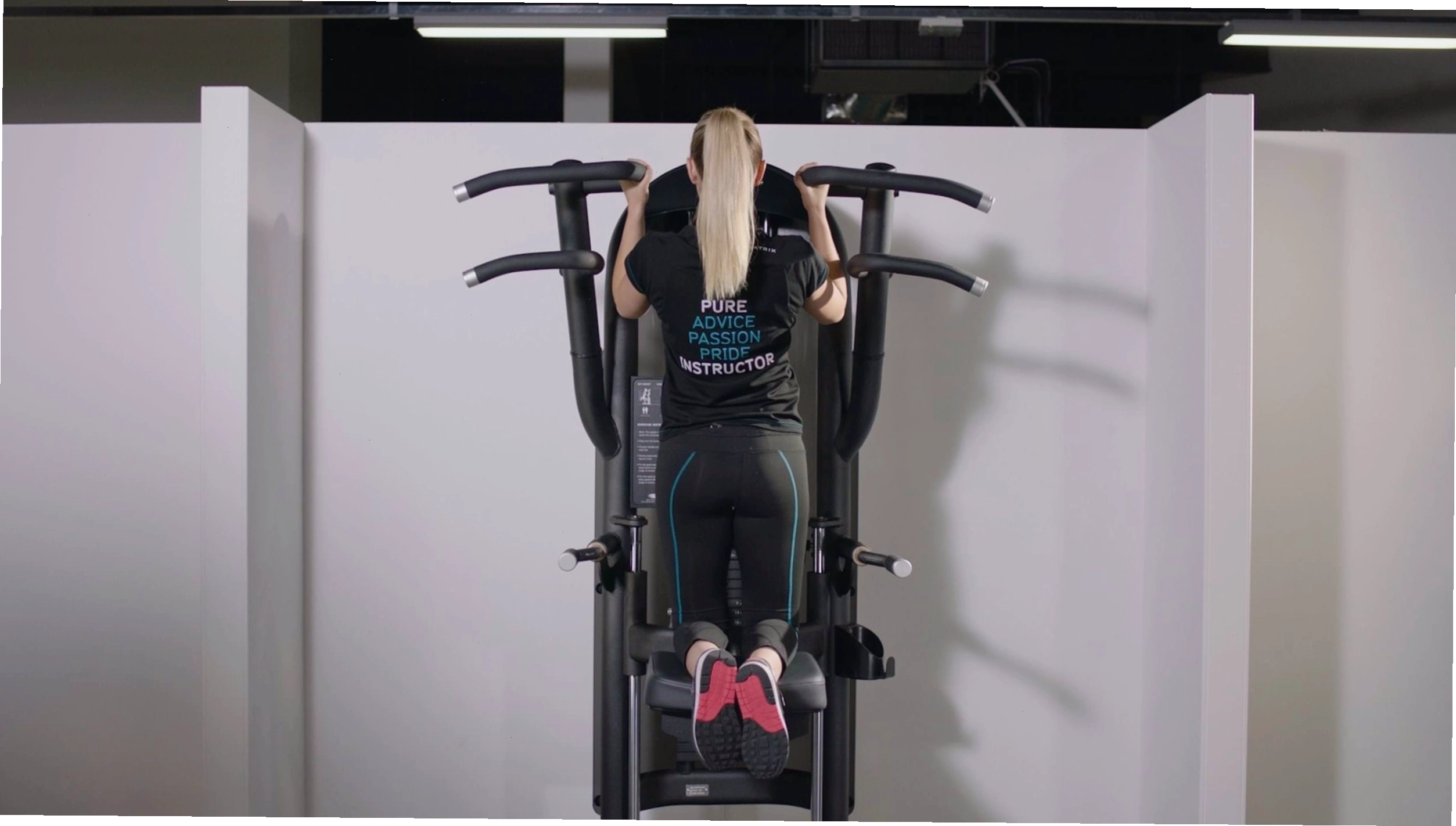 Máy tập Lat Pulldown hỗ trợ xây dựng sức mạnh lưng