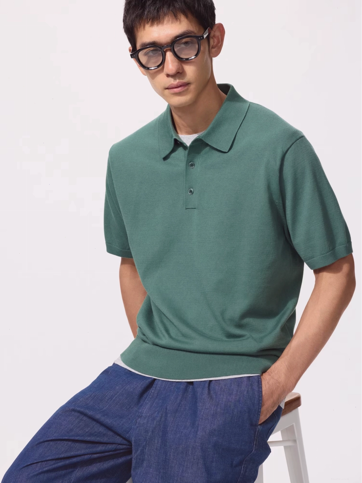 Mix áo màu xanh cổ vịt với quần màu navy tạo nên set đồ năng động, trẻ trung
