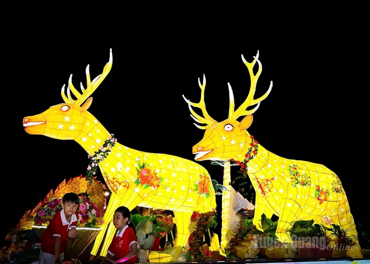 Mô hình đèn Trung thu hình đôi hươu vàng rực rỡ trong đêm hội.