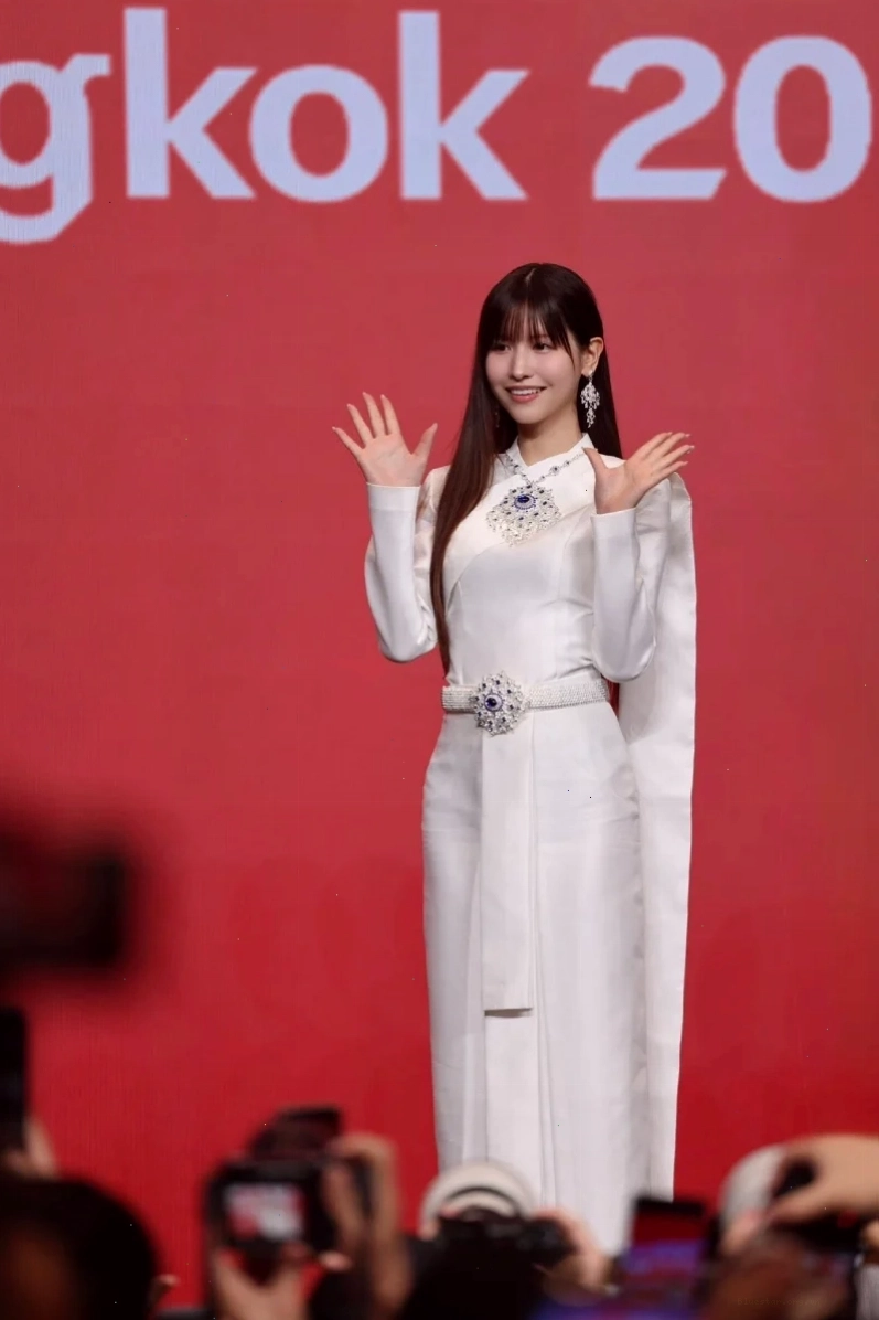 Momo Sakura với biểu cảm dễ thương