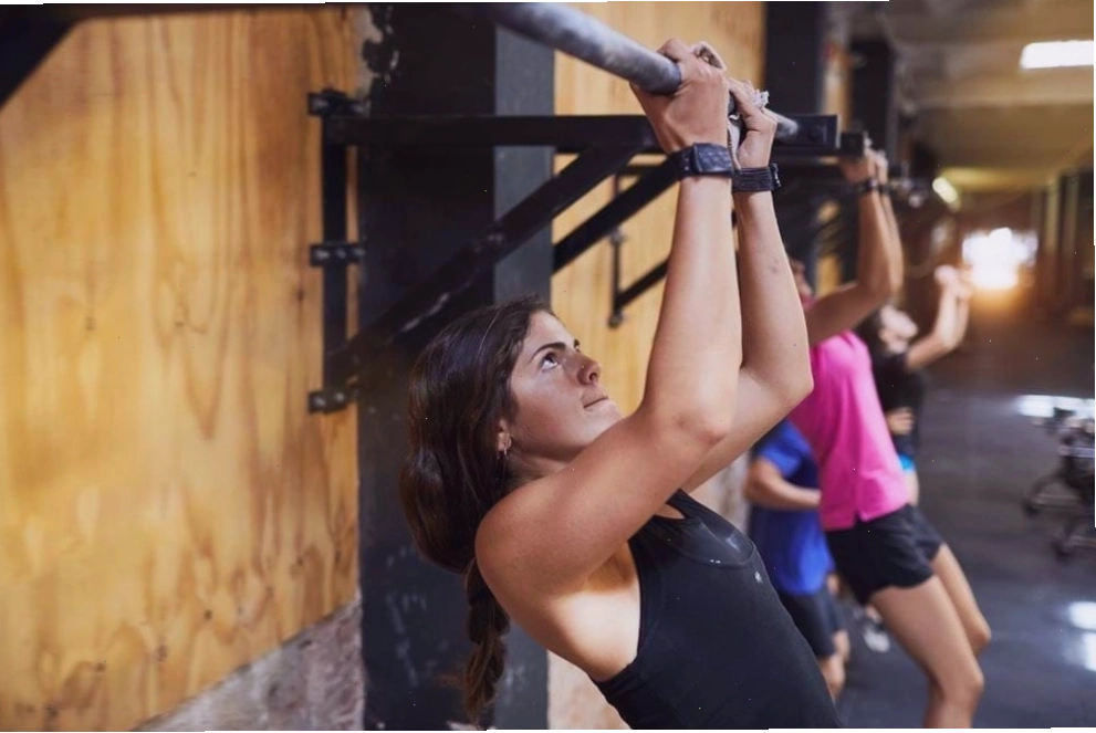 Một người tập đang thực hiện động tác Negative Pull Up