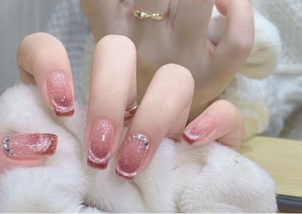Nail mắt mèo thời thượng, phù hợp cả móng ngắn lẫn móng dài