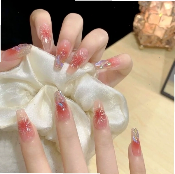 Nail ombre nhẹ nhàng giúp đôi tay trông thon dài hơn