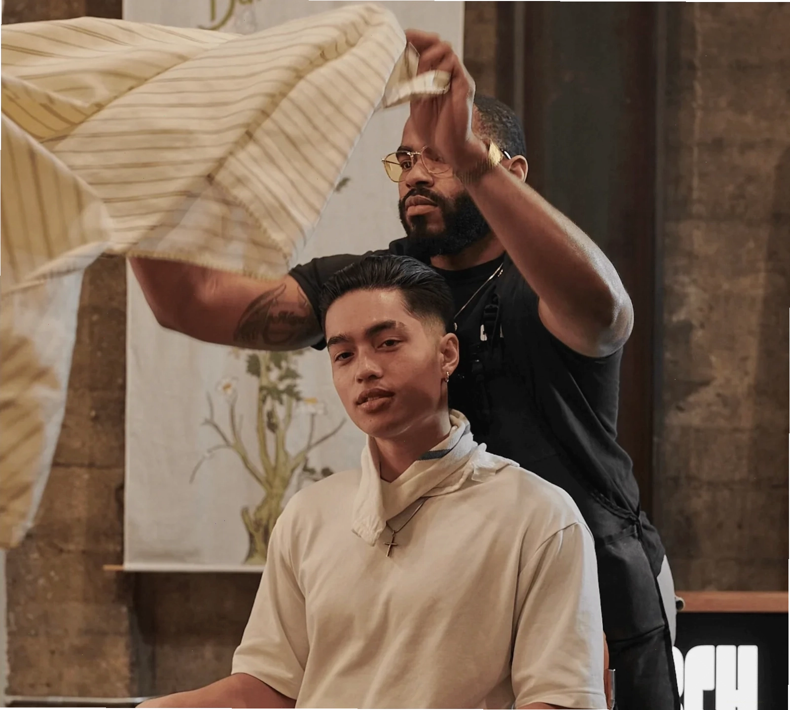 Nam giới thư giãn tại Barber Shop