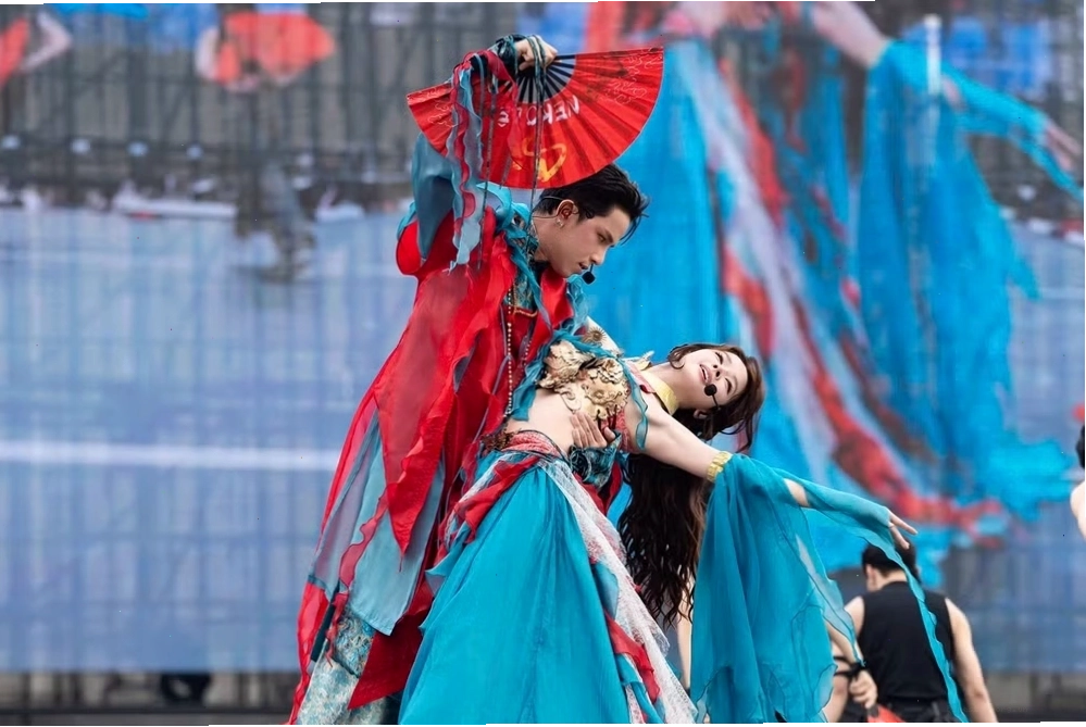 Neko Lê và Mie biểu diễn tại Y Concert, thể hiện sự kết hợp giữa các thế hệ nghệ sĩ trẻ