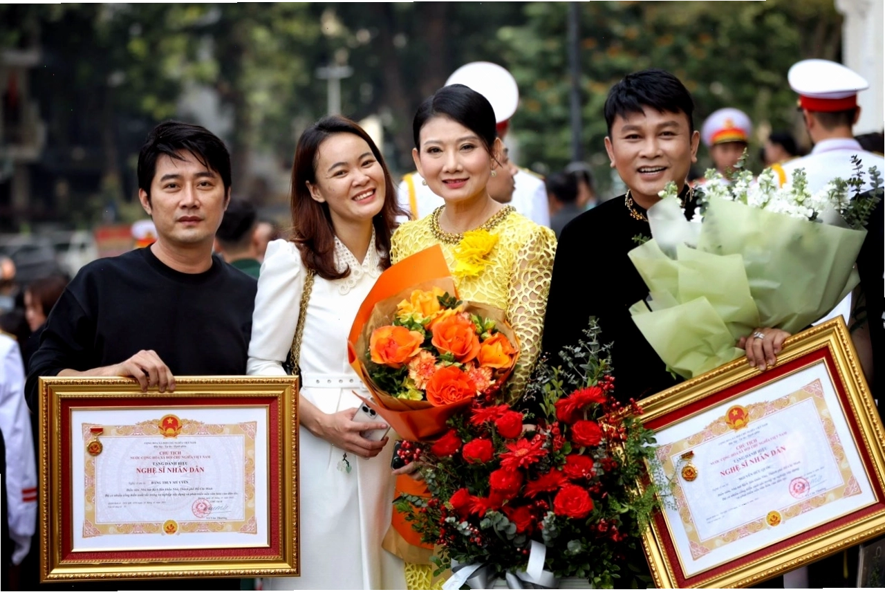 Nghệ sĩ Mỹ Uyên và nghệ sĩ Hữu Quốc vui mừng sau lễ trao tặng danh hiệu NSND, NSƯT