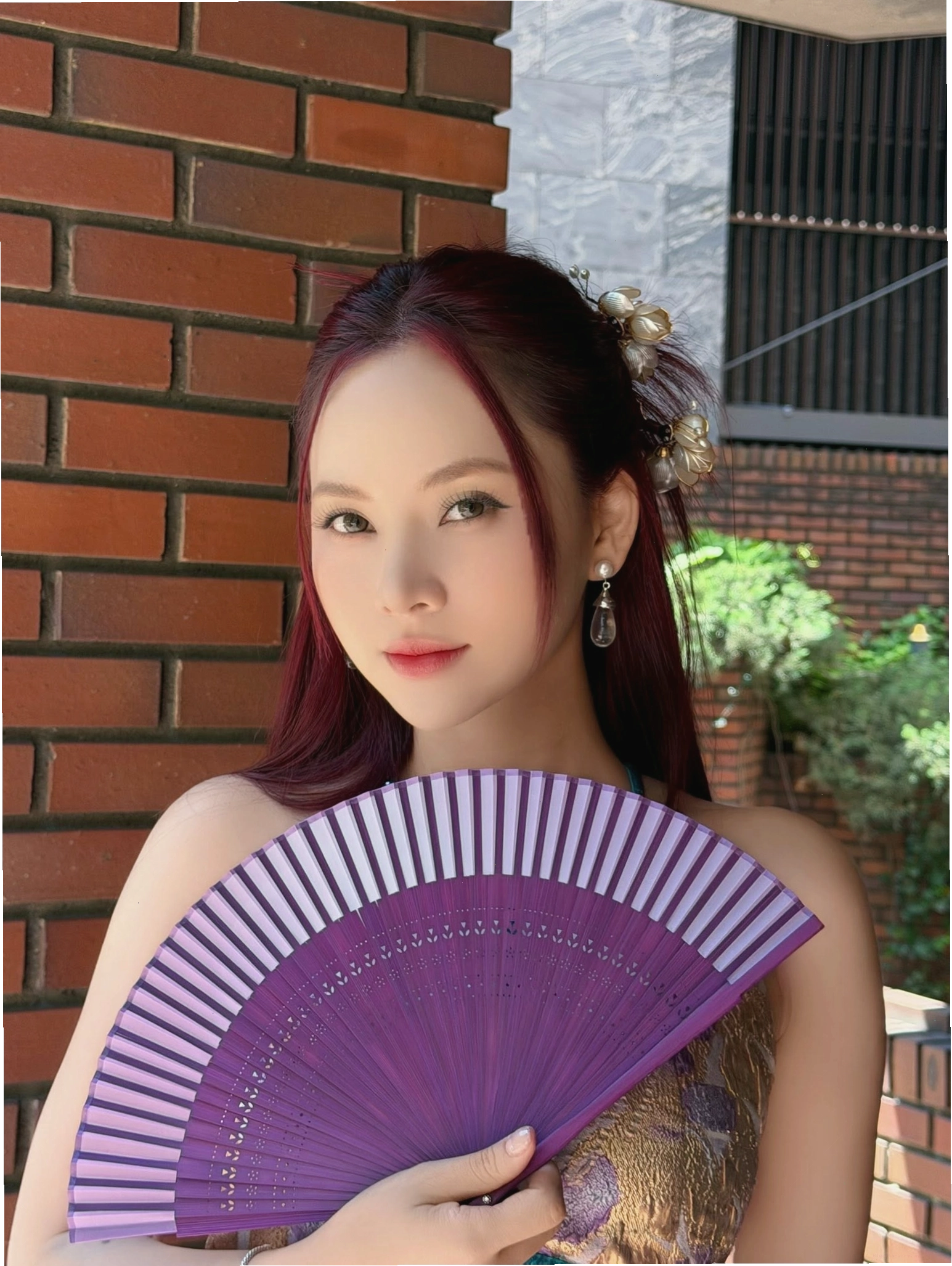 Ngô Lan Hương thể hiện ca khúc với cây đàn guitar