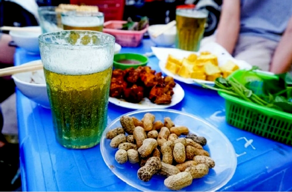 Người dân địa phương thường thưởng thức Bia Hơi với các món ăn vặt