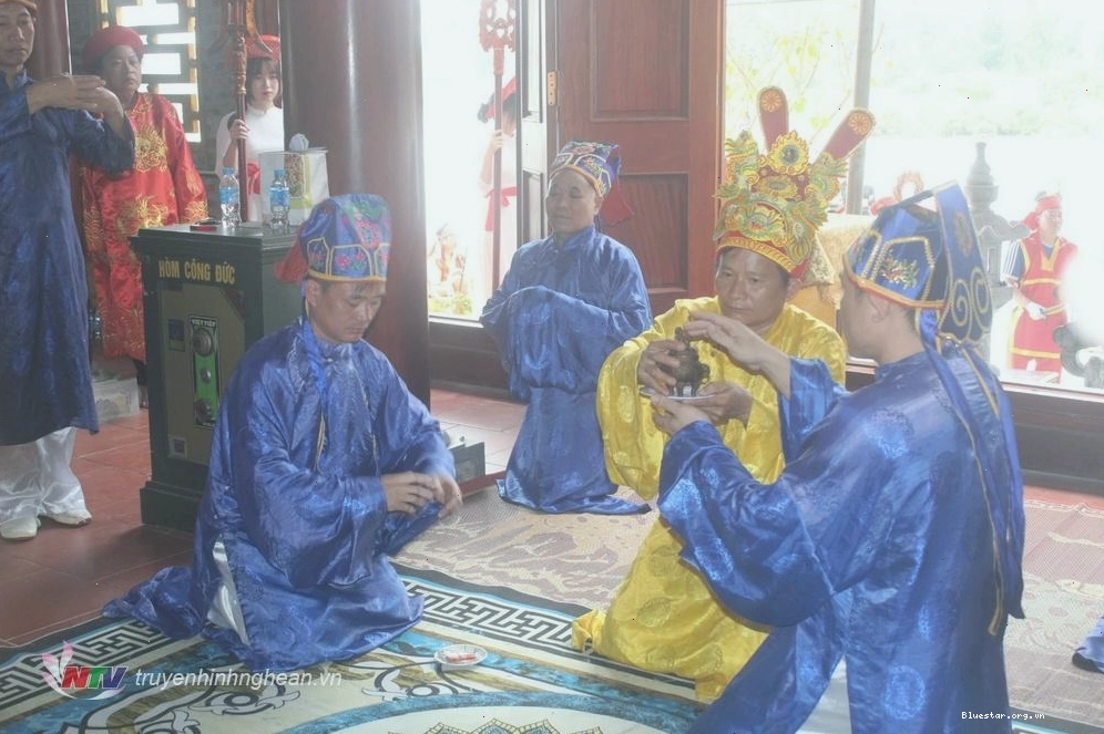 Người dân tham gia Lễ hội Cầu Ngư