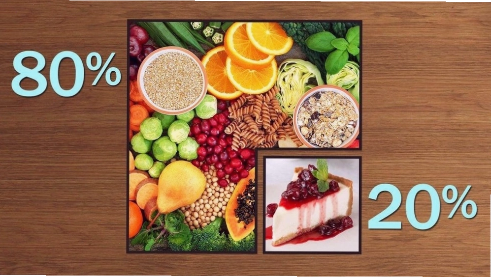 Người phụ nữ đang cân đo chỉ số cơ thể để theo dõi quá trình giảm cân