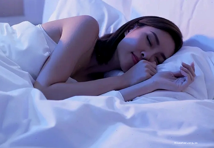 Người phụ nữ đang đi bộ trên máy chạy bộ