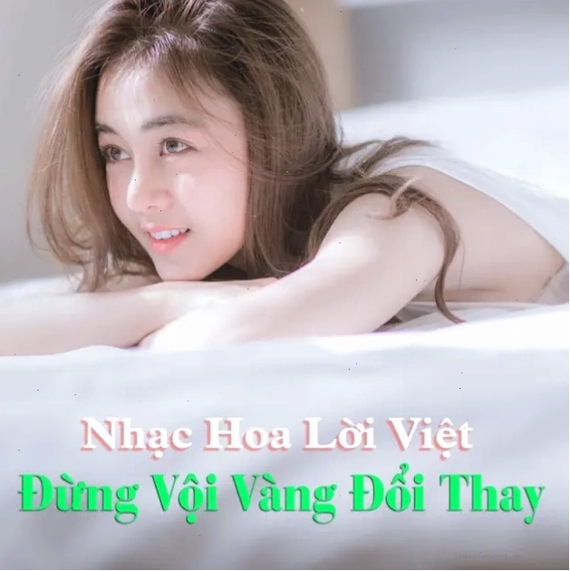Người phụ nữ thưởng thức nhạc xuân piano bên cửa sổ