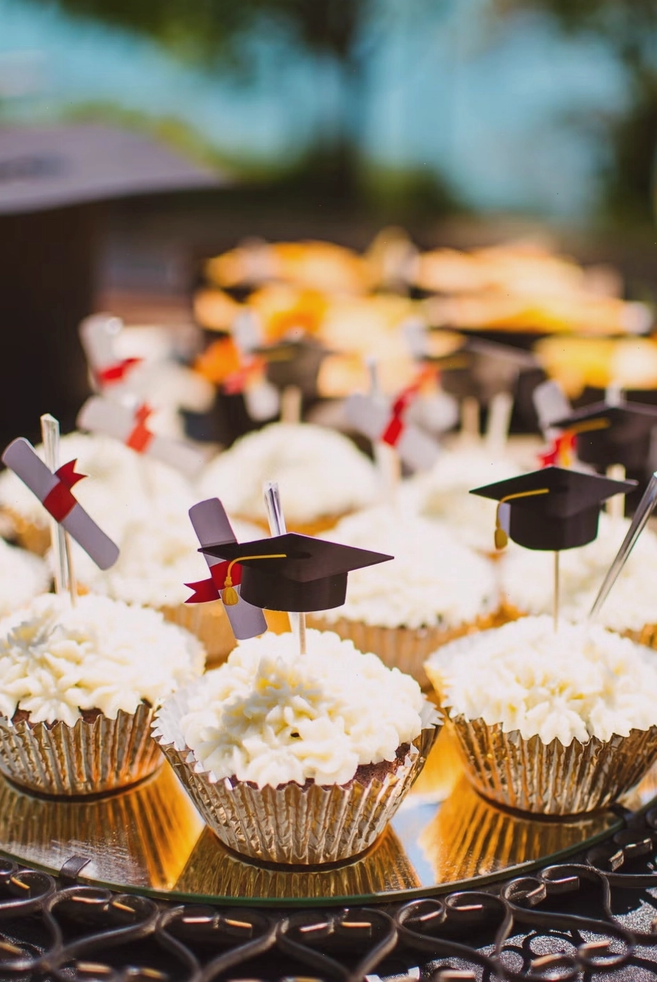Những chiếc bánh cupcakes nhỏ xinh được trang trí bắt mắt