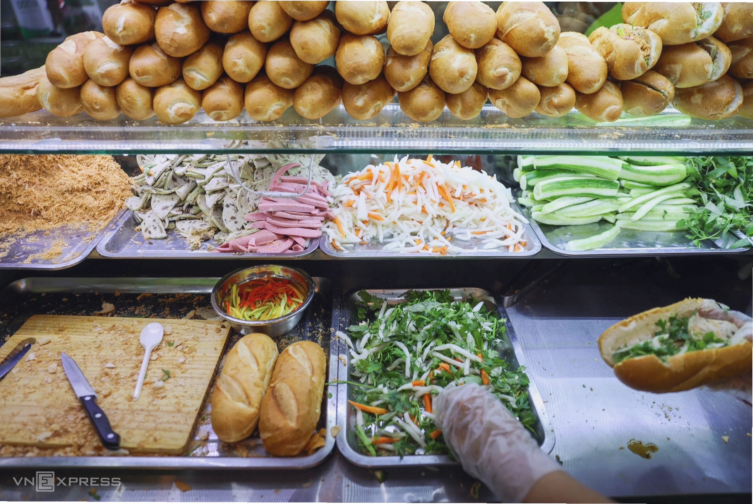Nụ cười hài lòng của thực khách khi thưởng thức bánh mì