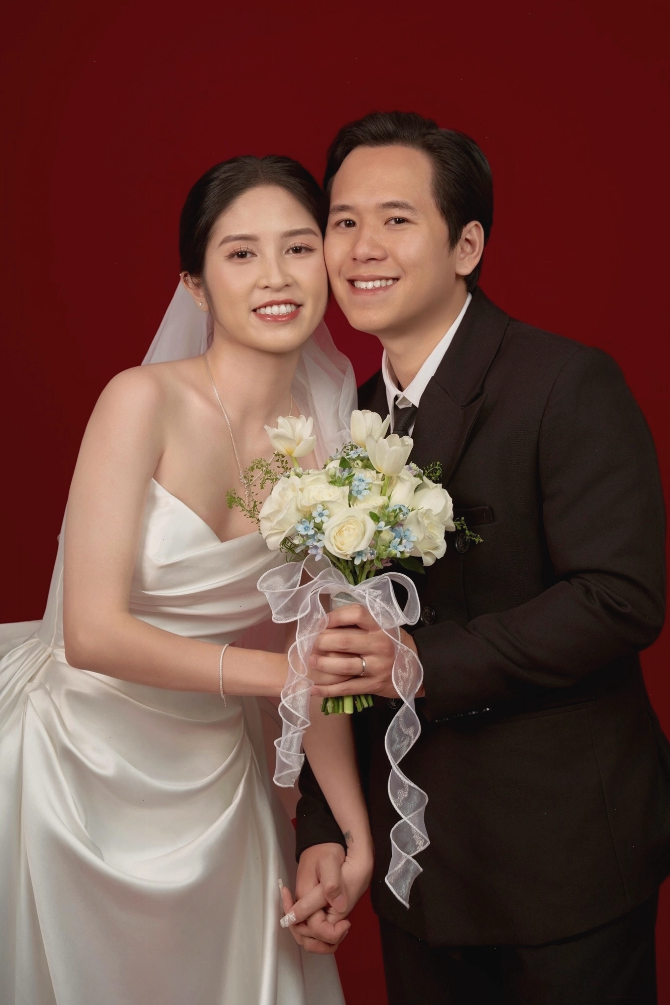 Nụ hôn ngọt ngào của cặp đôi cô dâu chú rể