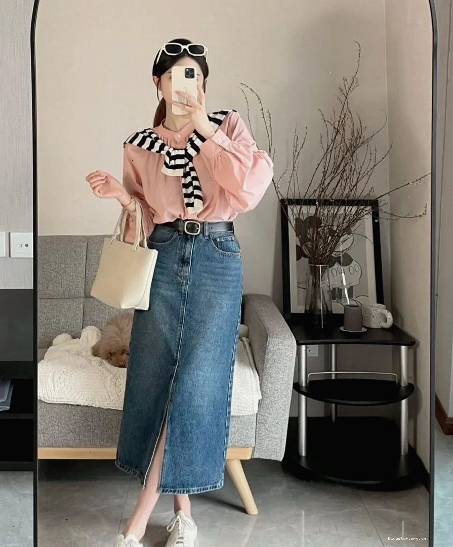 Outfit streetwear mix xanh denim và hồng pastel