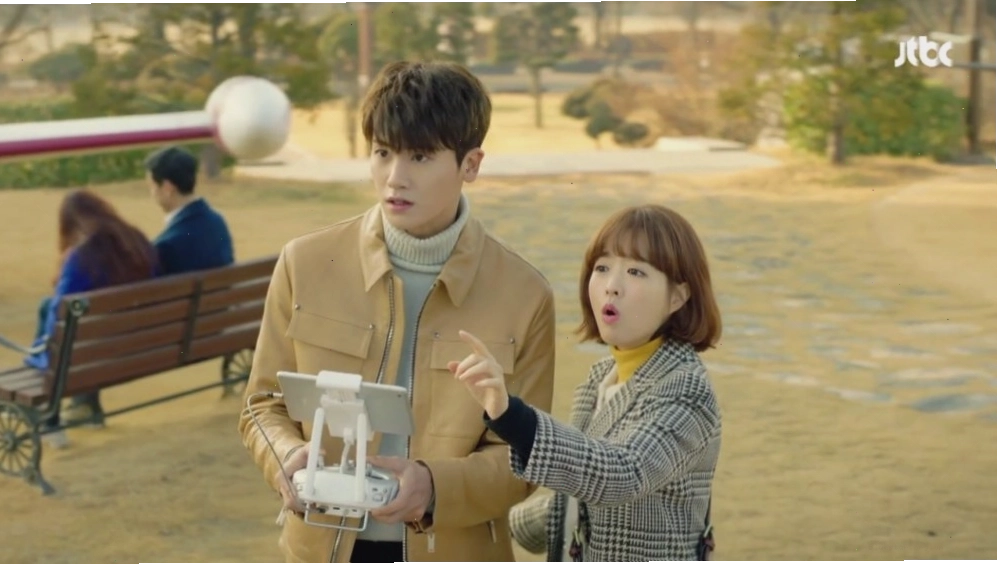 Park Hyung Sik và Park Bo Young trong phim Cô nàng mạnh mẽ Do Bong Soon