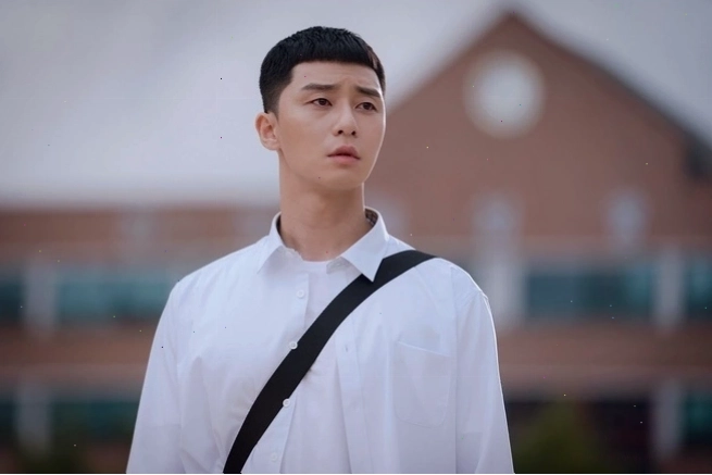 Park Seo Joon trong một buổi họp báo phim