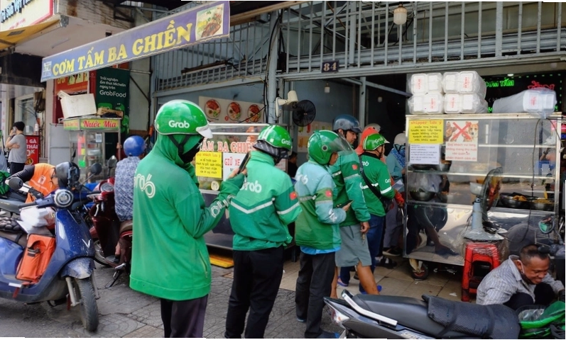 Phần cơm sườn đầy đặn tại Cơm Tấm Ba Ghiền