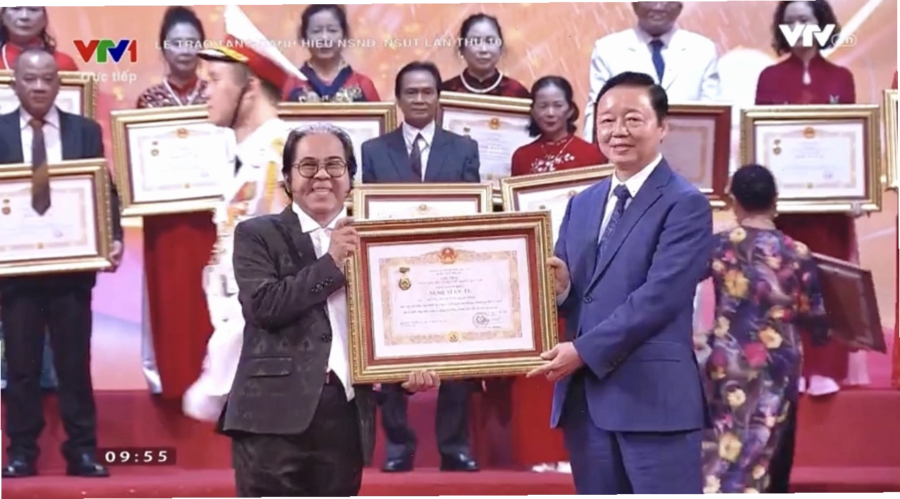 Phó thủ tướng Chính phủ Trần Hồng Hà trao bằng khen cho nghệ sĩ Bạch Long