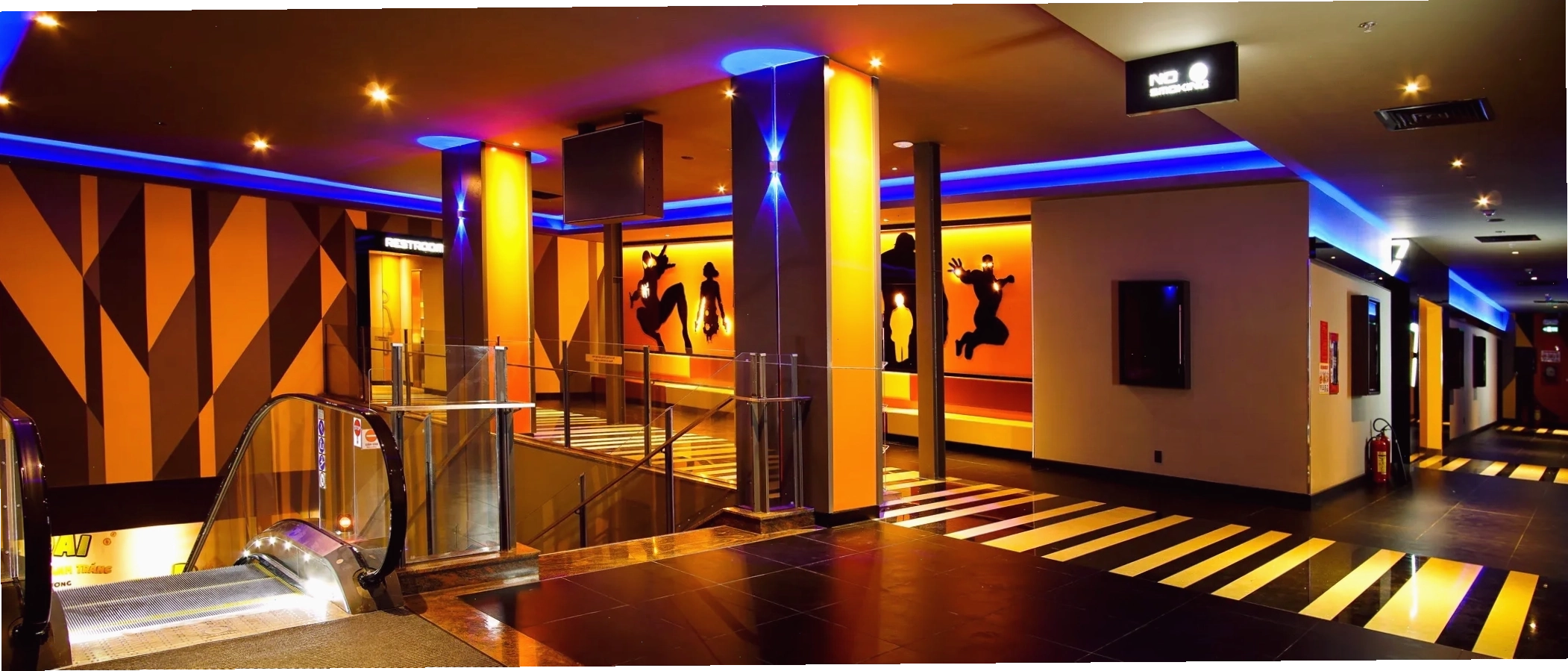 Quầy vé và thông tin phim tại Galaxy Cinema Nguyễn Văn Quá