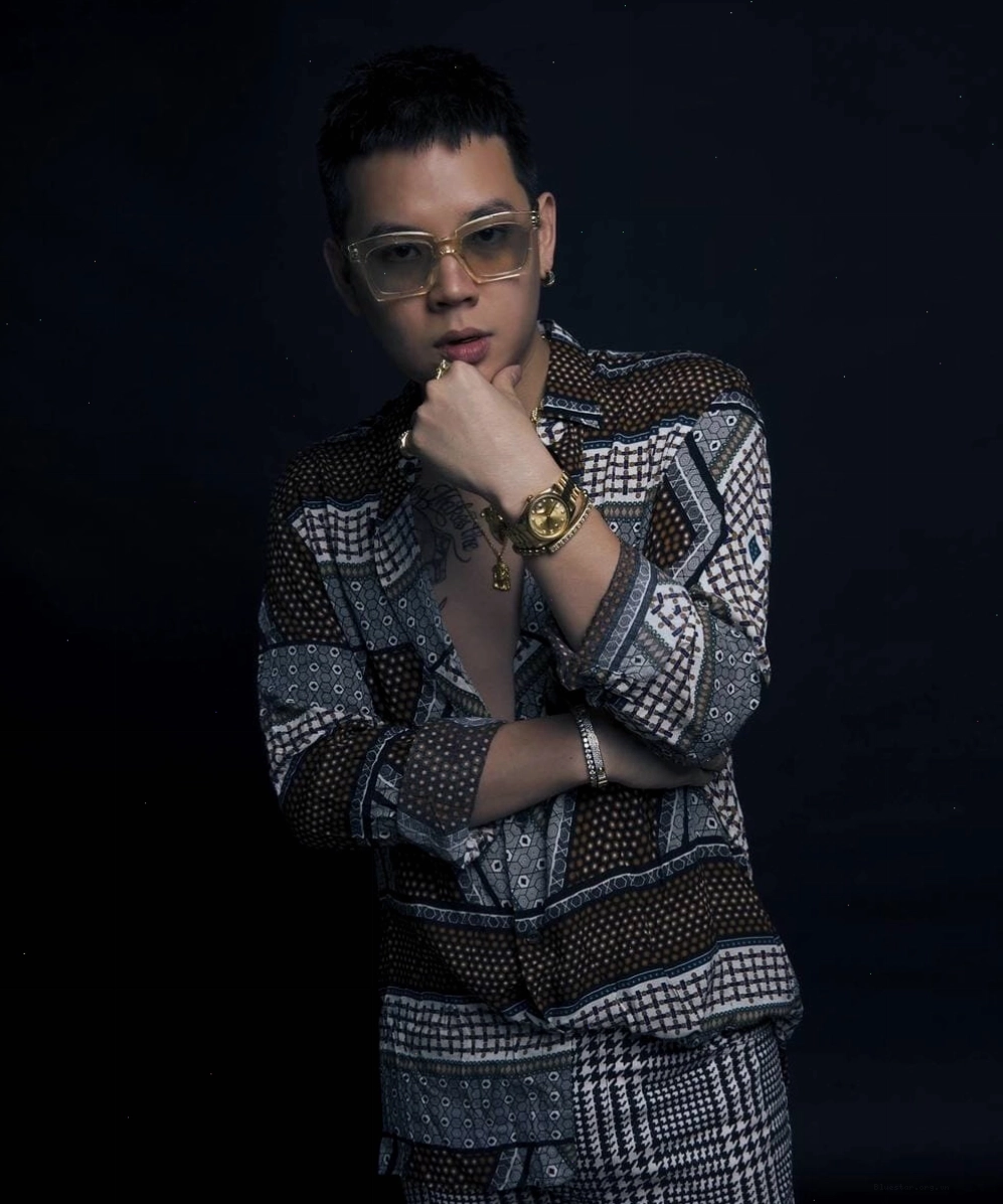 Rapper Andree Right Hand biểu diễn trên sân khấu