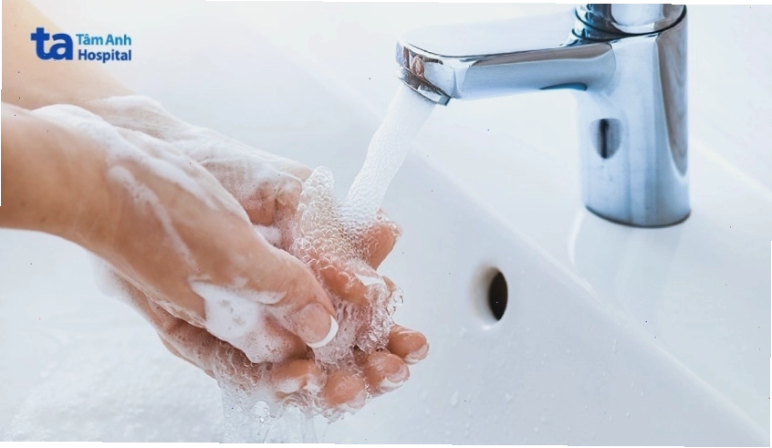Rửa tay sạch trước khi thực hiện bất kỳ thao tác nào trên da mặt
