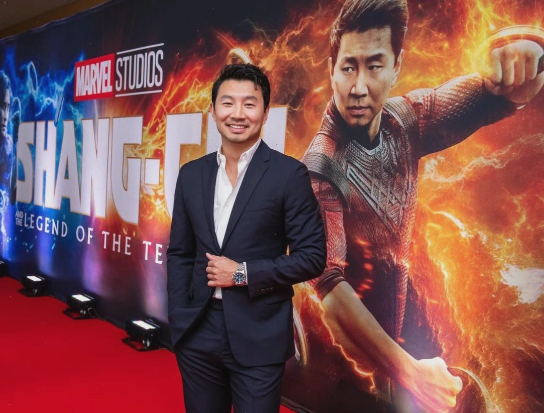 Shang-Chi trong một cảnh hành động mãn nhãn, thể hiện kỹ năng võ thuật điêu luyện