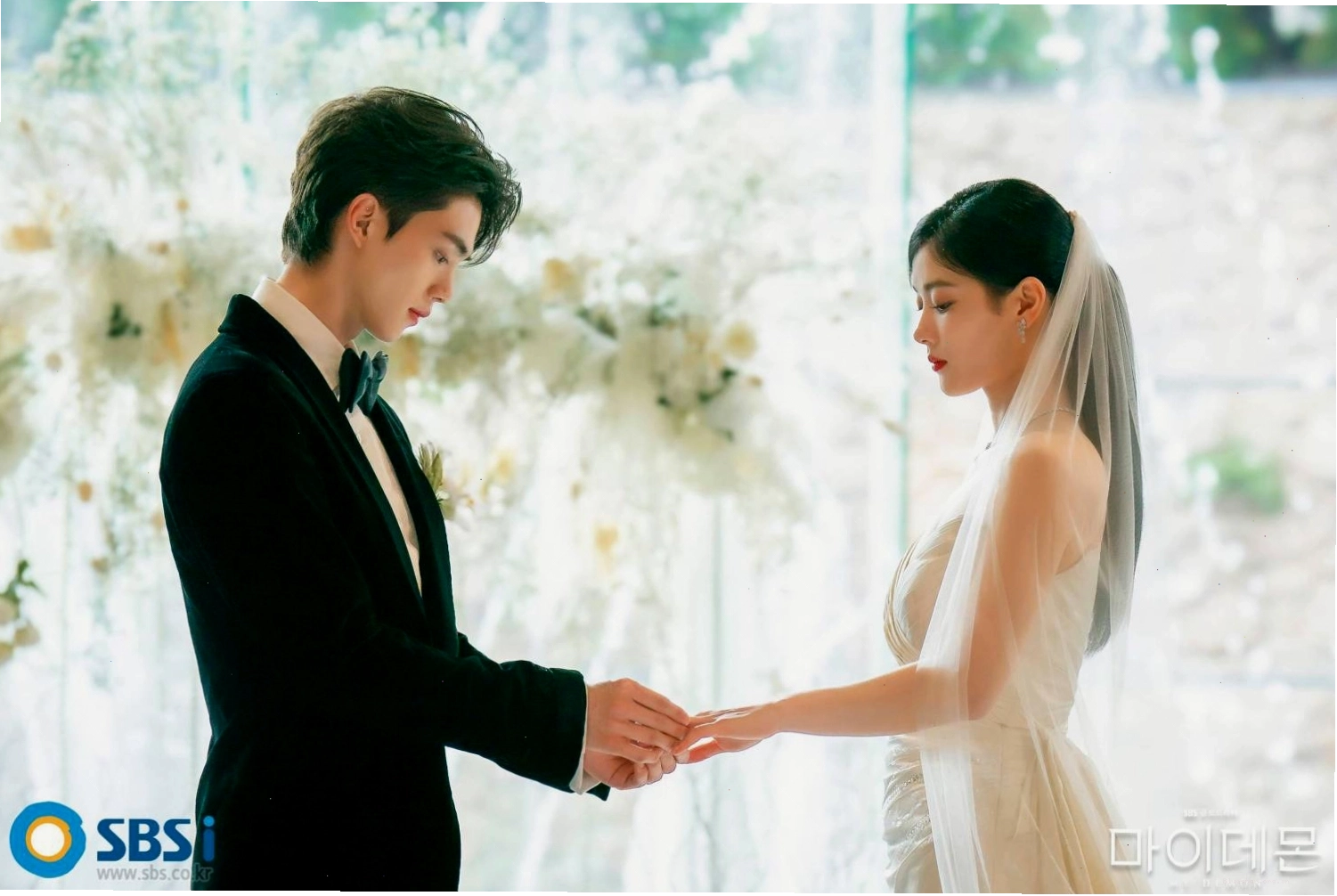 Song Kang và Kim Yoo Jung trong My Demon
