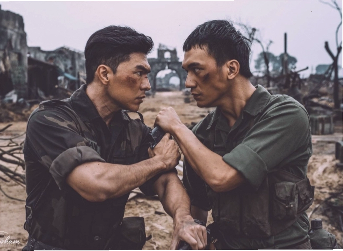 Steven Nguyễn trong một phân cảnh phim, thể hiện cảm xúc nhân vật.