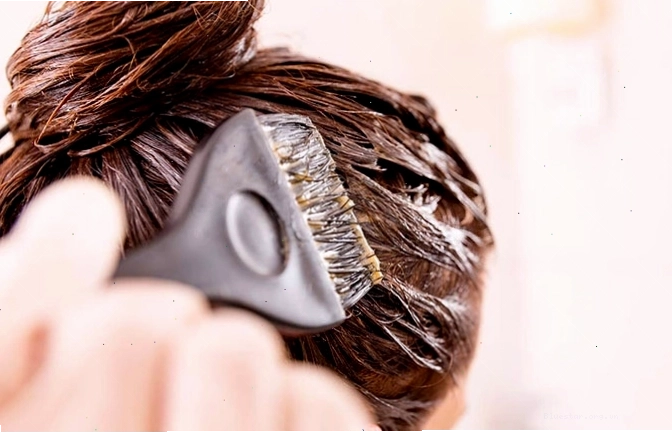 Sử dụng lược chuyên dụng để bôi thuốc nhuộm đều màu